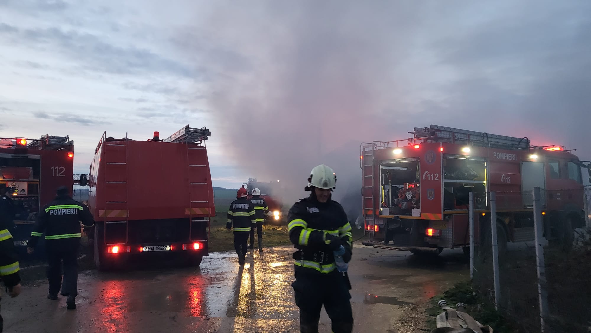 Incendiu de amploare la o hală plină cu tractoare și motorină, în județul Satu Mare