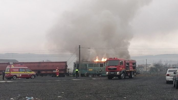 VIDEO. Locomotivă în flăcări! Calea ferată spre Satu Mare este blocată