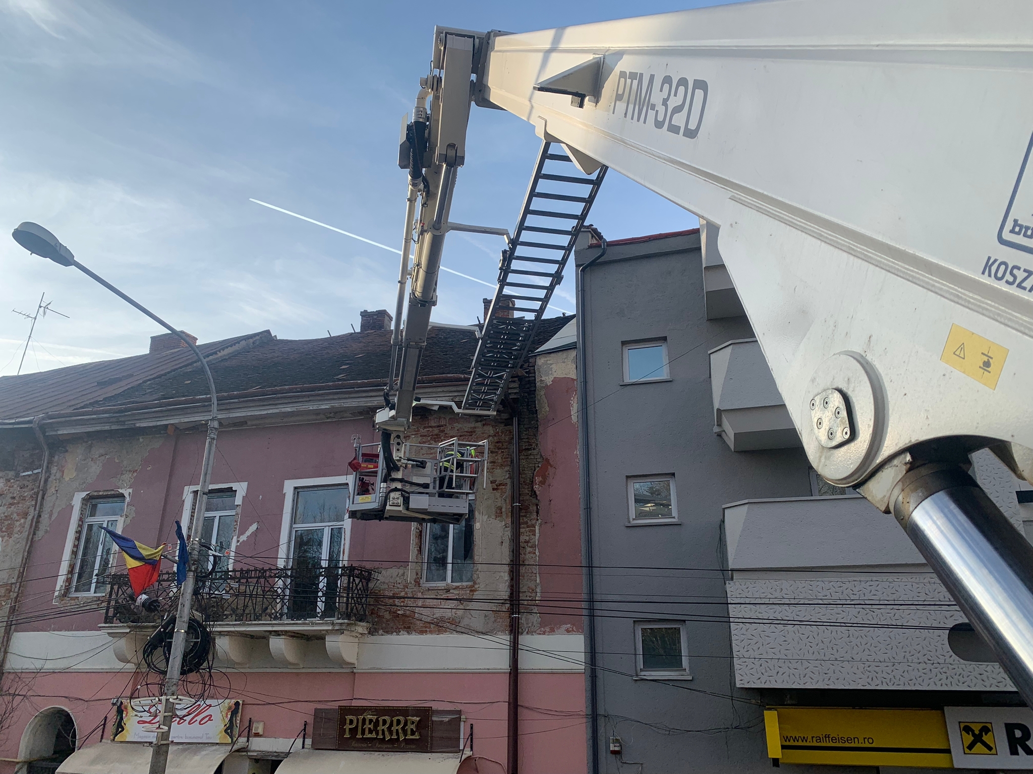 FOTO. Pericol pentru pietoni. Pompierii, solicitați să intervină în centrul municipiului Satu Mare