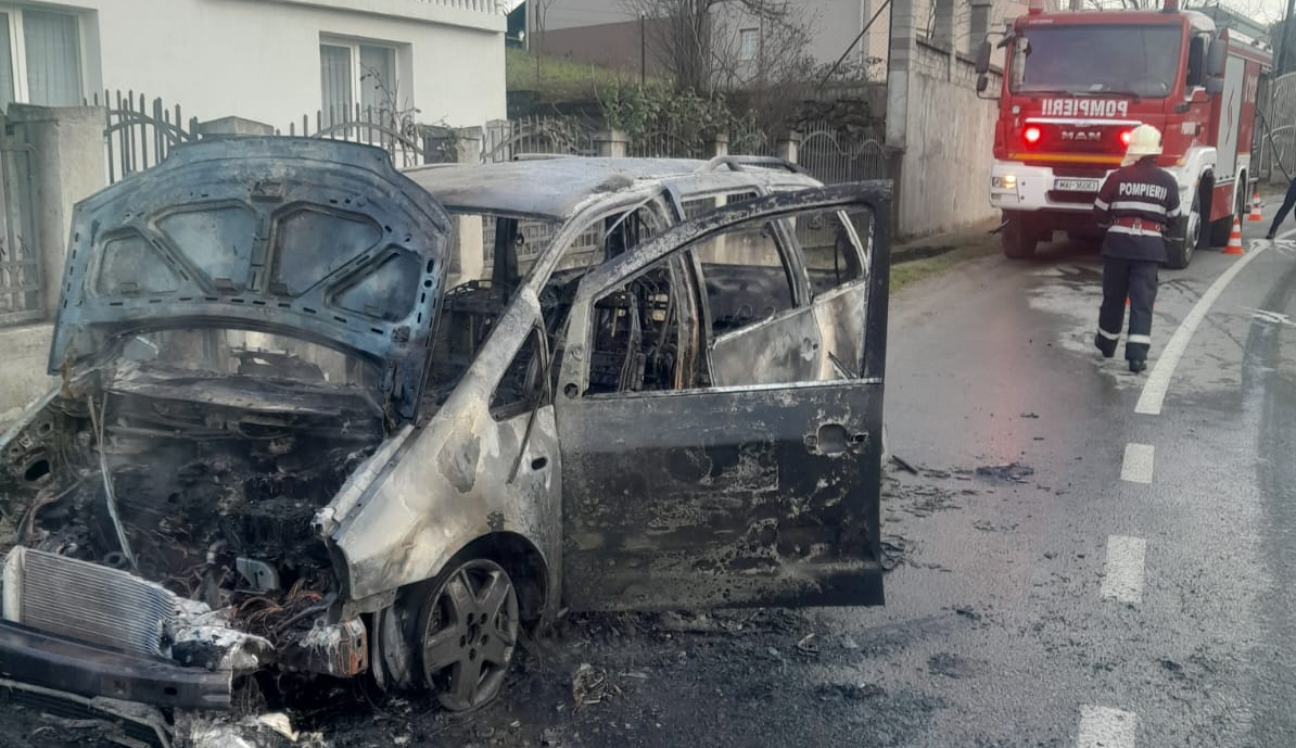 FOTO. Mașină făcută scrum. La un pas să se extindă și la o vilă din apropiere