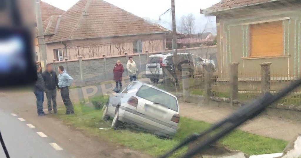 FOTO. Accident în Odoreu. Un șofer s-a oprit cu mașina într-un cap de pod