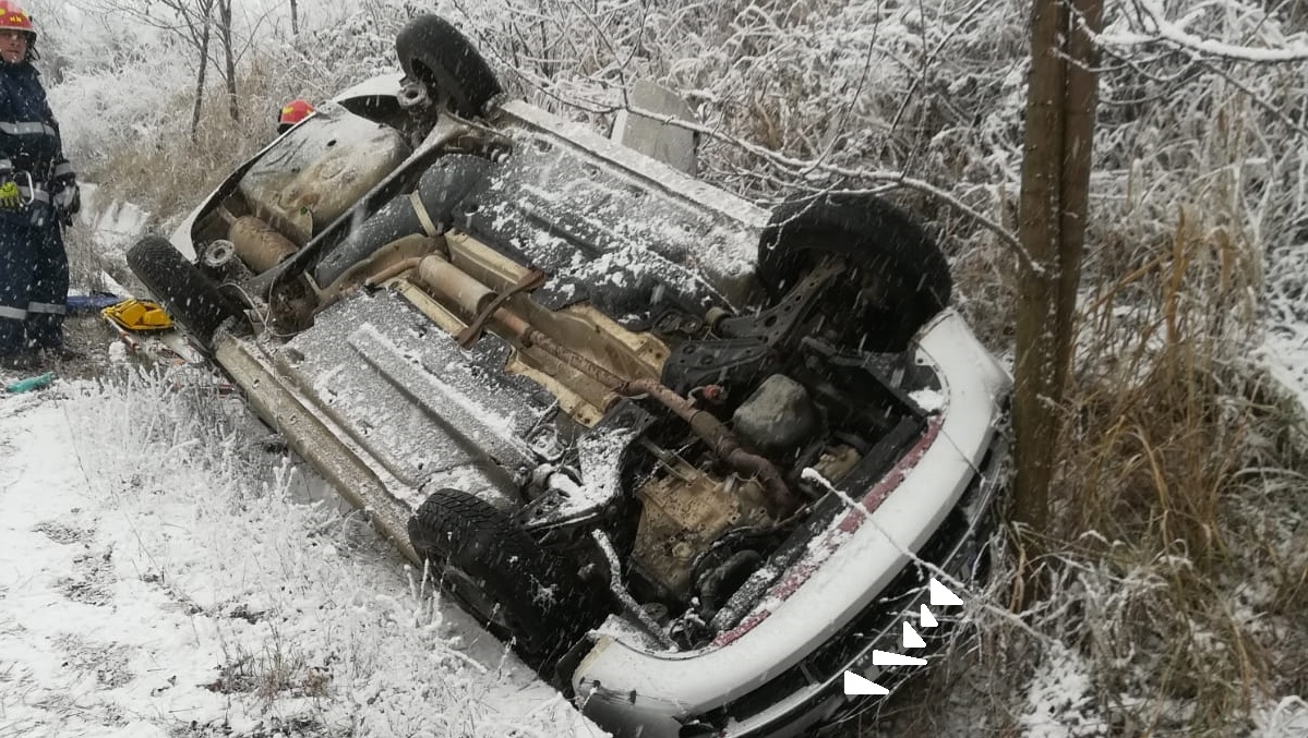 Beat și fără permis, a ieșit din bar, a furat mașina patronului și a ajuns în șanț