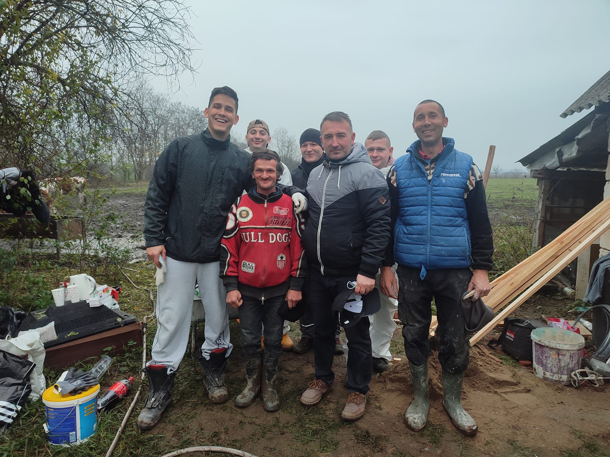 FOTO. Pompierii sunt eroi și în timpul liber. Ajută o familie sărmană să aibă o casă