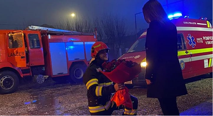 FOTO. Cerere inedită în căsătorie. Un pompier i-a făcut o surpriză uriașă iubitei