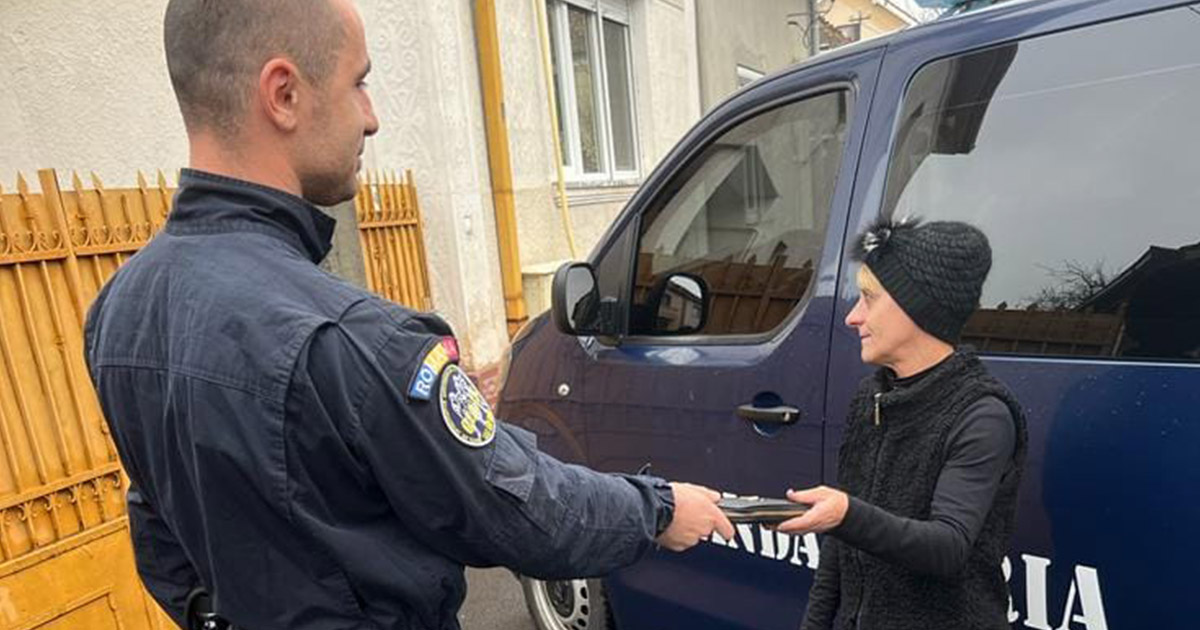 FOTO. O sătmăreancă și-a pierdut portofelul plin cu bani. Noroc cu jandarmii sătmăreni