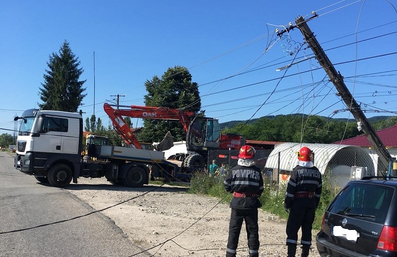Tupeu și prejudiciu uriaș! Un sătmărean s-a urcat pe stâlpi și s-a pus pe tăiat cabluri de telefonie