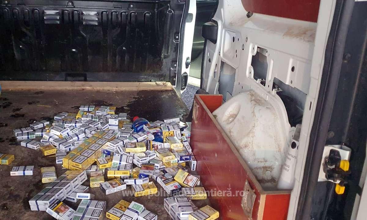 FOTO. Un șofer a încercat să îi păcălească pe frontieriștii sătmăreni. I-au găsit rapid țigările de contrabandă și l-au lăsat fără mașină