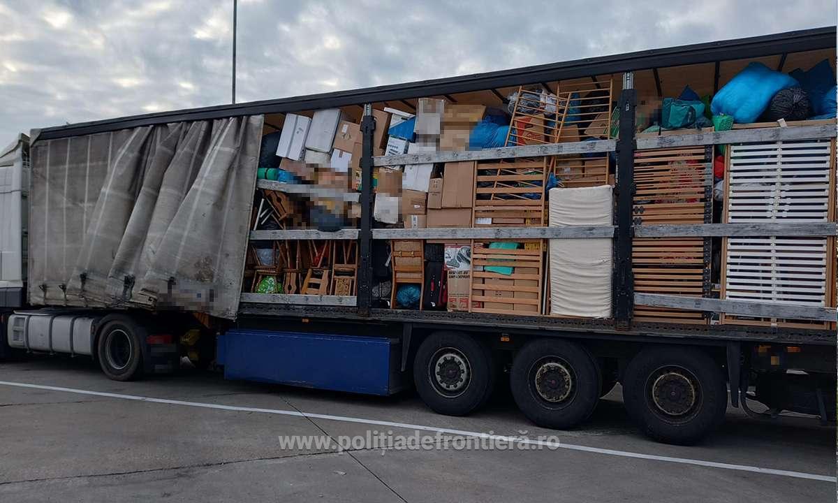 TIR cu 14 tone de produse second-hand oprit de vameșii sătmăreni. Trimis înapoi pe teritoriul Ungariei