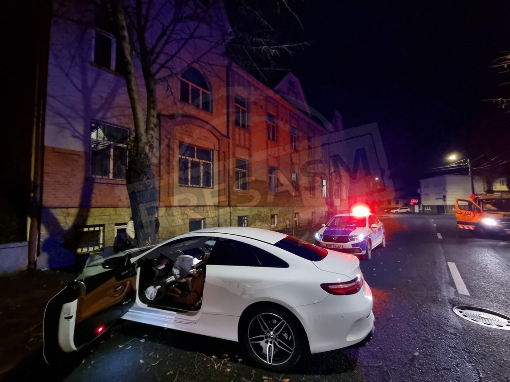 FOTO. O șoferiță s-a oprit cu Mercedesul în copac, în municipiul Satu Mare