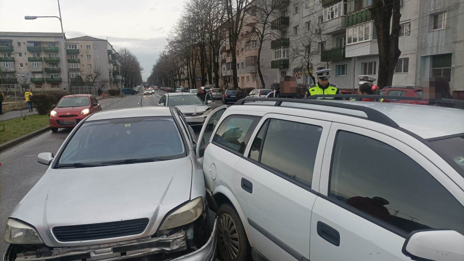 FOTO. Accident în lanț în municipiul Satu Mare. Coliziune între trei mașini