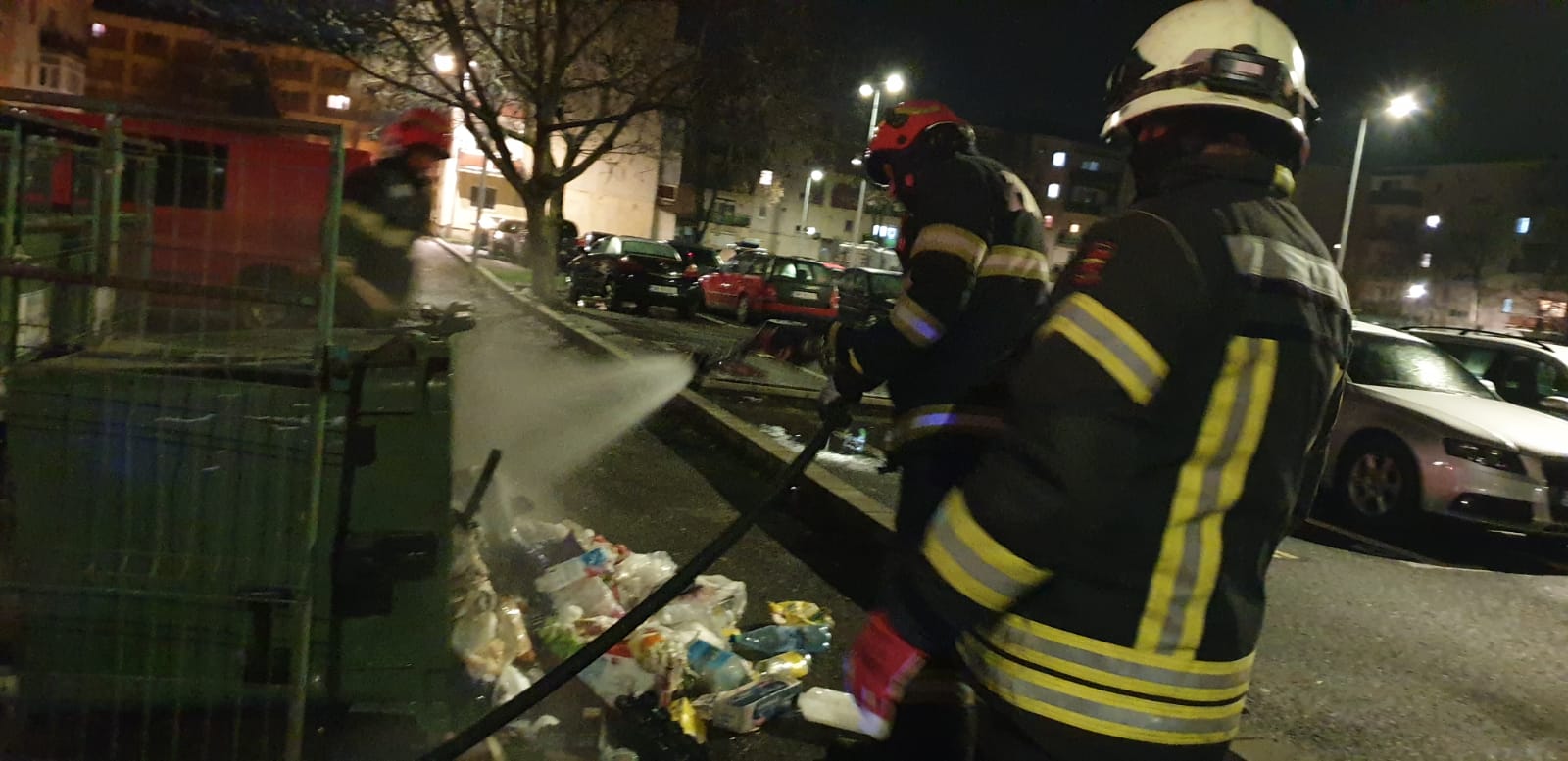 FOTO. Piromanul din Satu Mare s-a reactivat. Tomberoane și garaj în flăcări