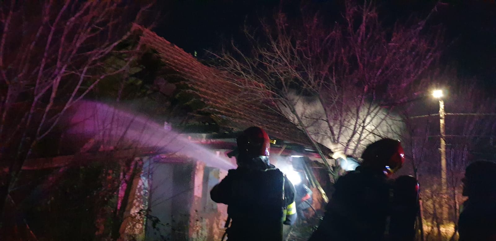 FOTO. Incendii pe bandă rulantă la Satu Mare, de Revelion. Casă făcută scrum din cauza unor artificii