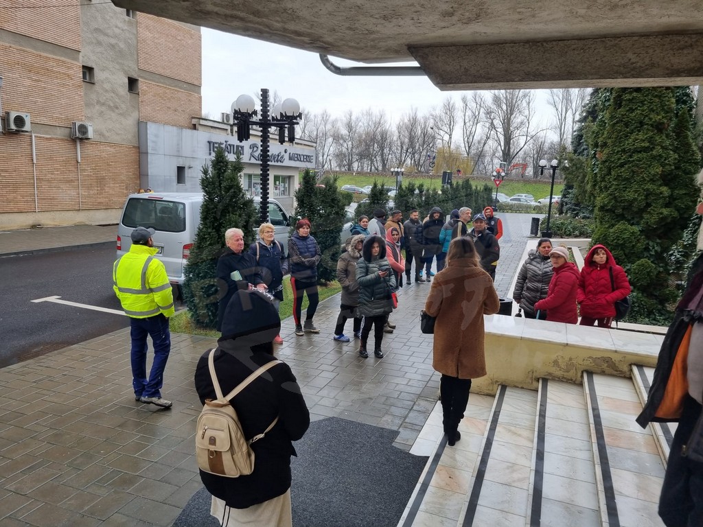 FOTO/VIDEO. Protest în fața Primăriei Satu Mare. Locuitorii din Sătmărel, revoltați: "Suntem ca-n Evul Mediu"