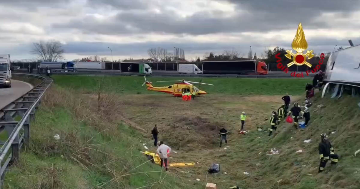 VIDEO. Autocar cu 52 de români, răsturnat pe o autostradă din Italia. 22 de persoane au ajuns la spital