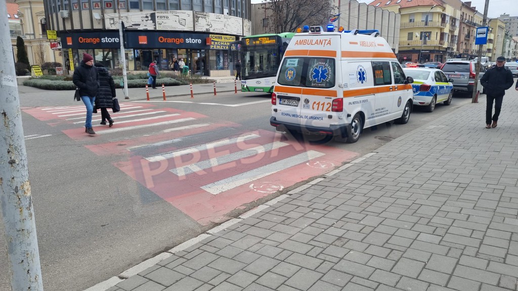 FOTO. Accident în fața Casei de Modă din Satu Mare. Sătmăreancă lovită pe trecerea de pietoni
