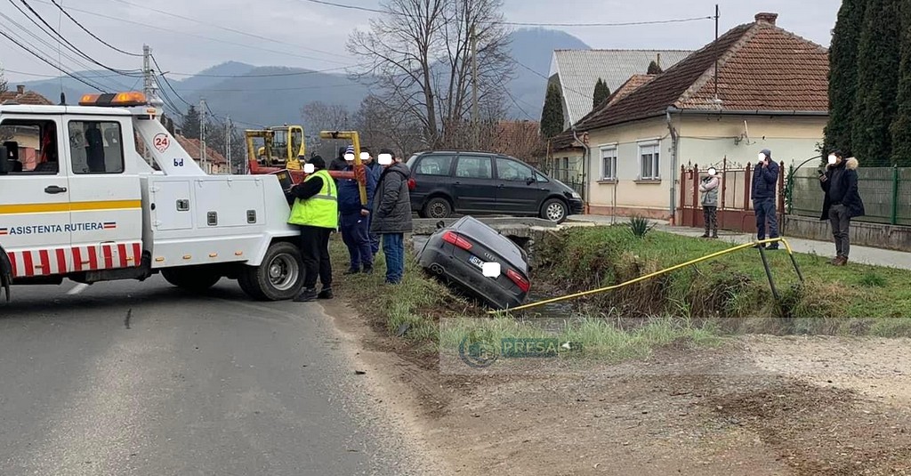 Un puștan fără permis a lovit cu mașina un stâlp, apoi a ricoșat în șanț. Prietenul a ajuns la Urgență
