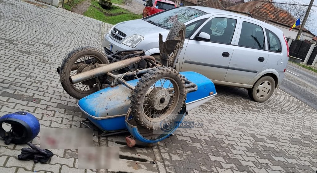 FOTO. Accident în Păulești! O femeie a acroșat cu mașina un motociclist
