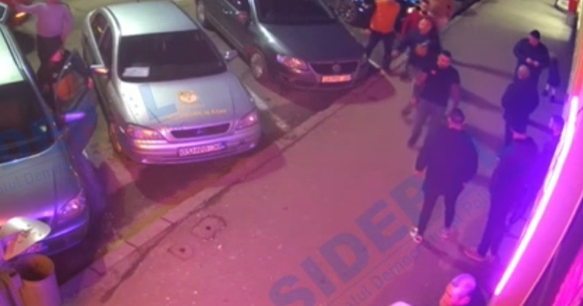 VIDEO. Stradă transformată în "ring de luptă". Tinerii au folosit tot "arsenalul unei răscoale"