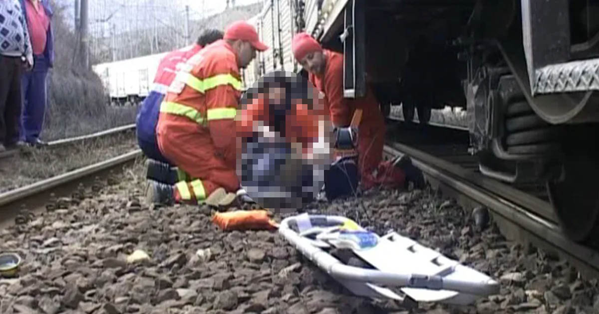 Neatenție periculoasă! Copil cu piciorul amputat, după ce a fost lovit de tren. Avea căștile în urechi și ochii în telefon