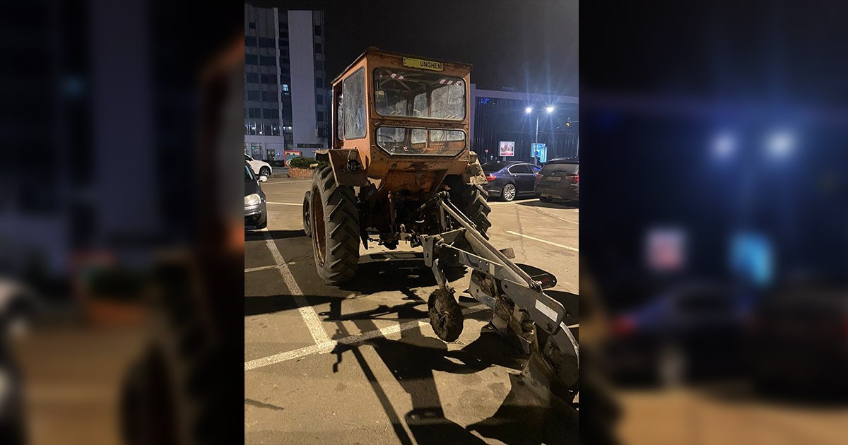 FOTO. Se întâmplă în România. Băuți și fără permis, au mers la mall cu tractorul și cu plugul