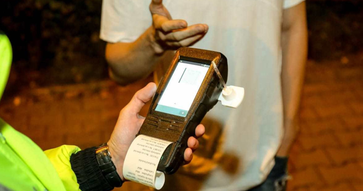 Tânăr, posibil sub influența drogurilor, prins la volanul mașinii, pe o stradă din Carei