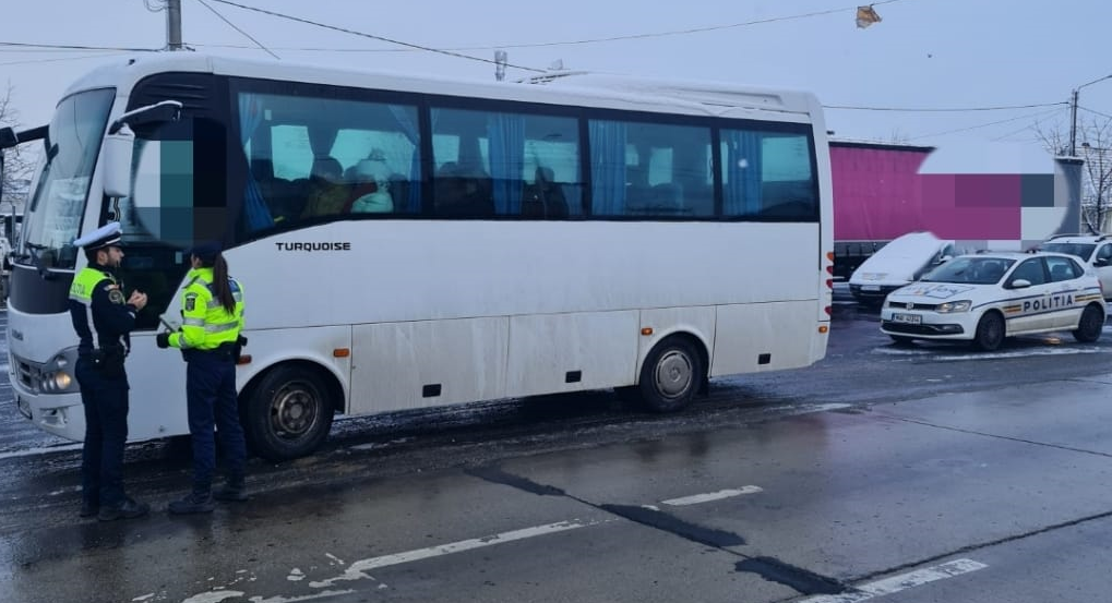 Gherțoii care terorizează navetiștii. Muzică tare și amenințări pe microbuzele din Satu Mare