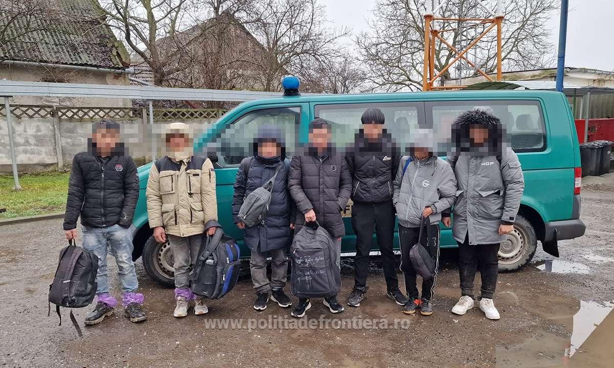 FOTO. După o urmărire pe câmp, un grup de bărbați a fost săltat de polițiști în județul Satu Mare