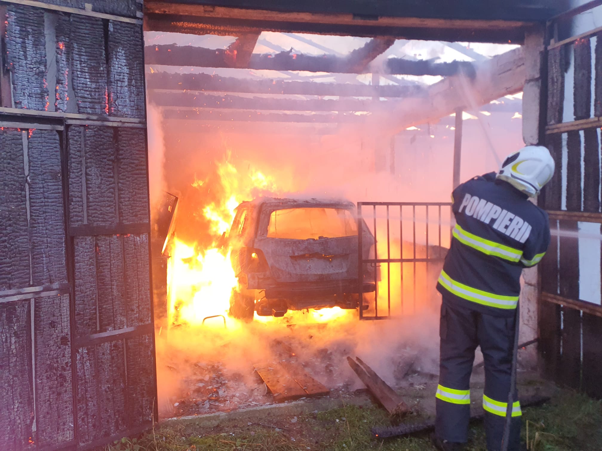 FOTO/VIDEO. Pagube uriașe după explozia de la fermă din județ! Patron cu arsuri grave dus la Urgență