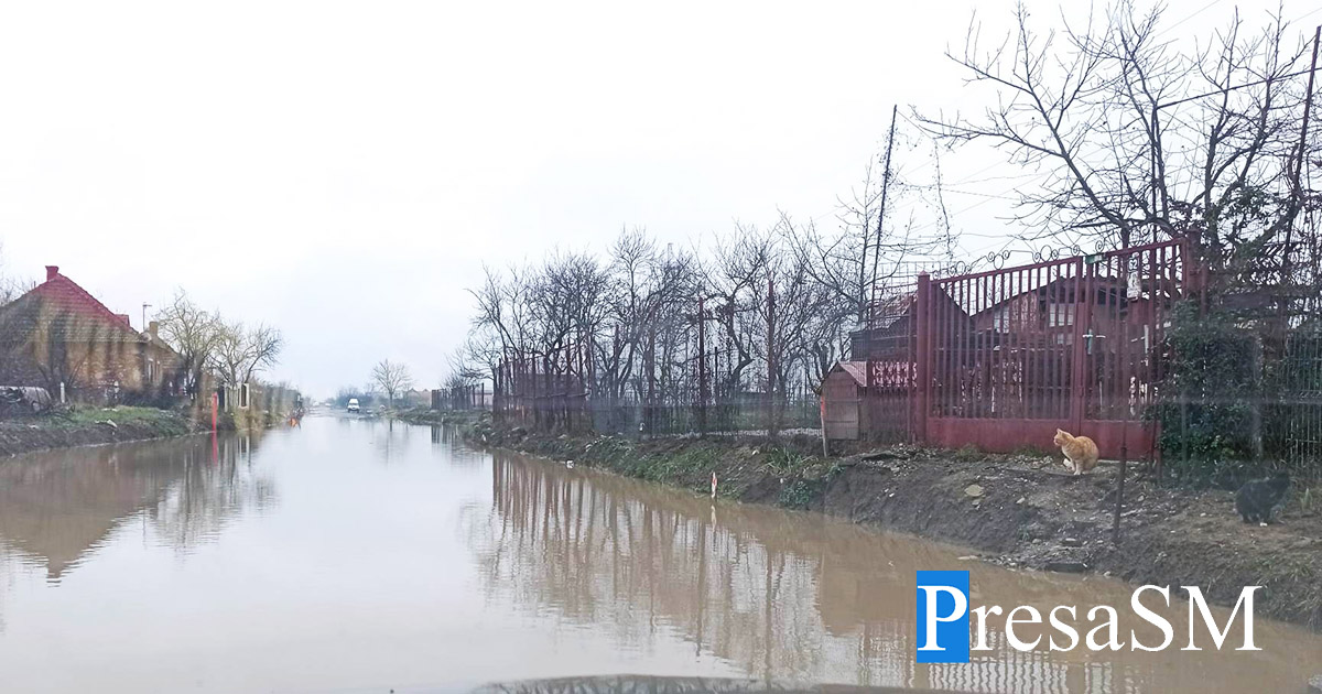 FOTO. În Satu Mare, ca-n Veneția. Stradă în reabilitare, complet sub ape. Ne lipsește doar gondola
