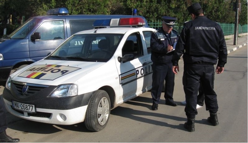 Păruială într-o familie din Oaș, înainte și după o înmormântare. Și polițiștii au fost agresați