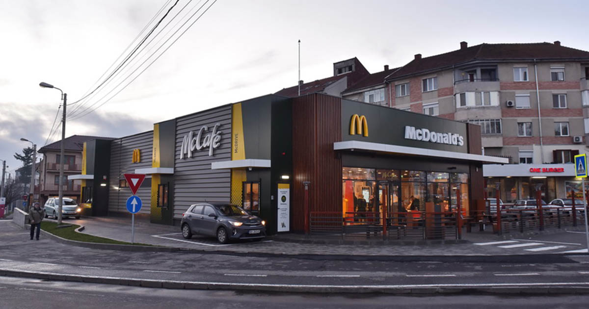 Un McDonald's îi ține treji pe locuitorii unui bloc din Oradea: "Parcă ar comanda de la mine din casă"