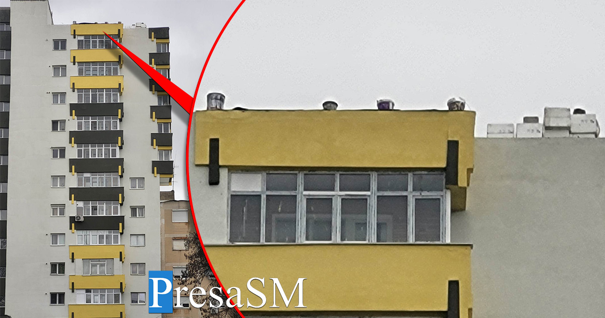 FOTO. Pericol în municipiul Satu Mare. Materiale de construcții, suflate de vânt de pe un bloc în reabilitare