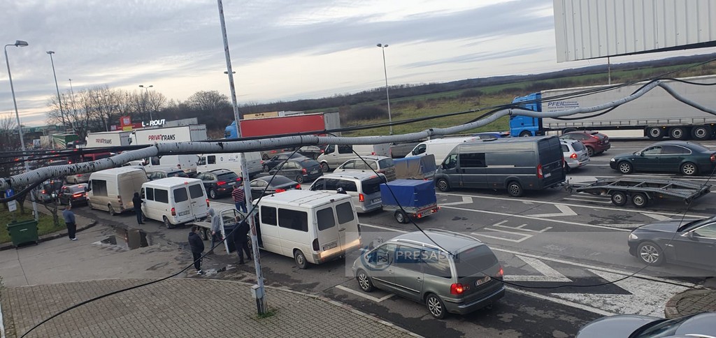 Ucraineni puși pe fapte rele în Vama Petea. Unii luptă pe front, alții fac combinații prin România