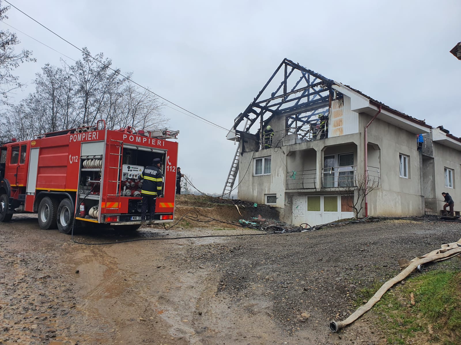 FOTO. Alertă într-o comună cu multe vile din județul Satu Mare. Incendiu de amploare, cu risc de propagare