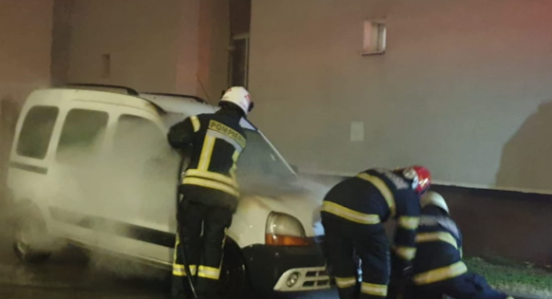 FOTO. Incendiu provocat de artificii la o mașină în municipiul Satu Mare (Micro 16)
