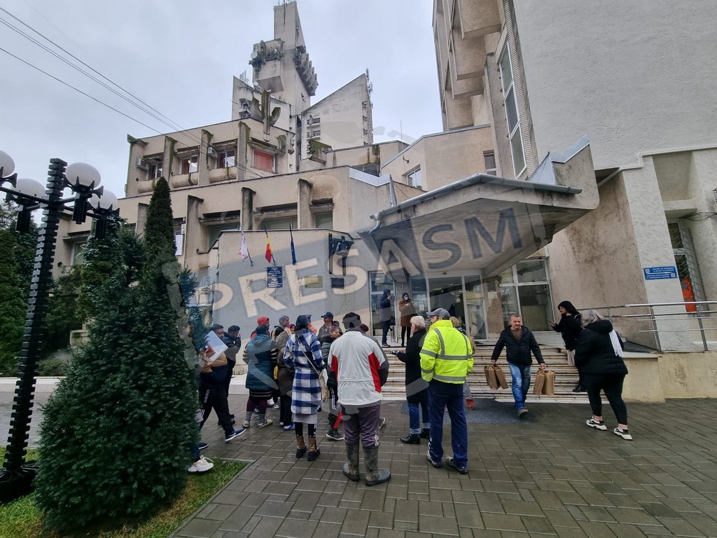 PROTEST de amploare la Primăria Satu Mare! Oamenii dintr-un cartier ies în stradă
