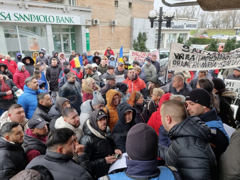 FOTO/VIDEO. Un nou protest în fața Primăriei Satu Mare. Oamenii cer intervenția de urgență a autorităților