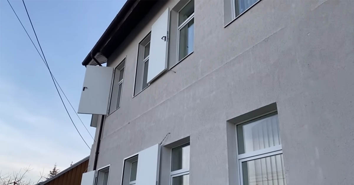 VIDEO. O școală din țară, "vedetă" pe internet după reabilitare. Proiect unic: uși în loc de obloane