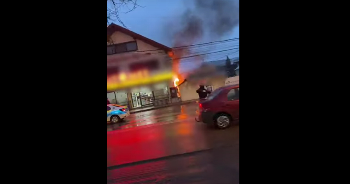 VIDEO. Se întâmplă în România. Un bărbat a intrat cu toporul în magazin. A tăiat țeava de gaze și a aprins focul