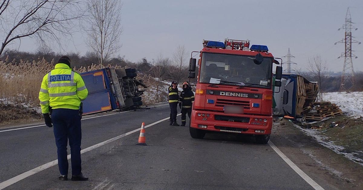 FOTO. Trafic îngreunat pe DN19 Satu Mare - Oradea. TIR răsturnat pe marginea drumului