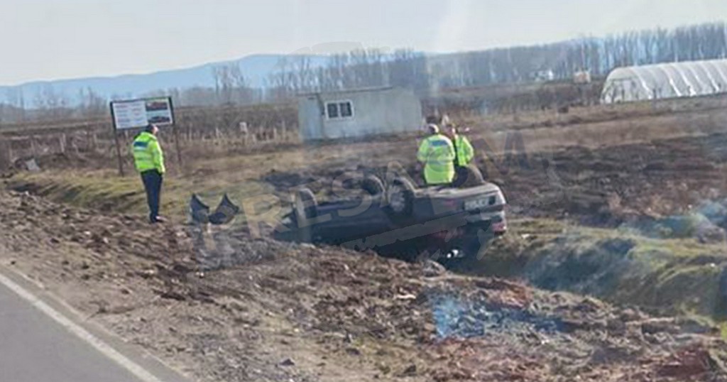 FOTO. Accident în județul Satu Mare. Un șofer a ajuns cu mașina răsturnată în șanț