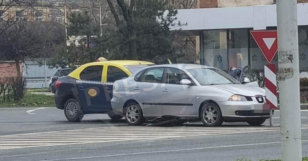 FOTO. O șoferiță a lovit cu mașina un taximetru și un indicator, în Satu Mare. ”Mă omoară bărbatul meu”