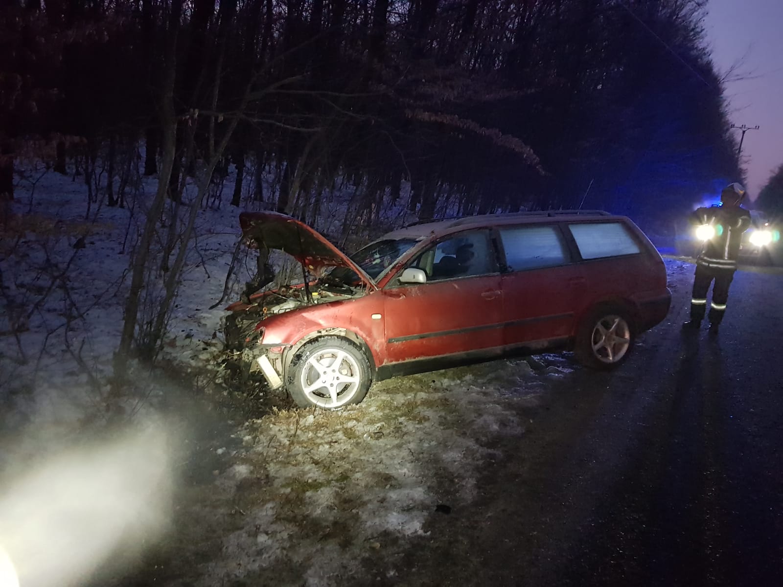 FOTO. Accident în Pădurea Noroieni! O șoferiță a spulberat un stâlp cu mașina și a ricoșat în șanț