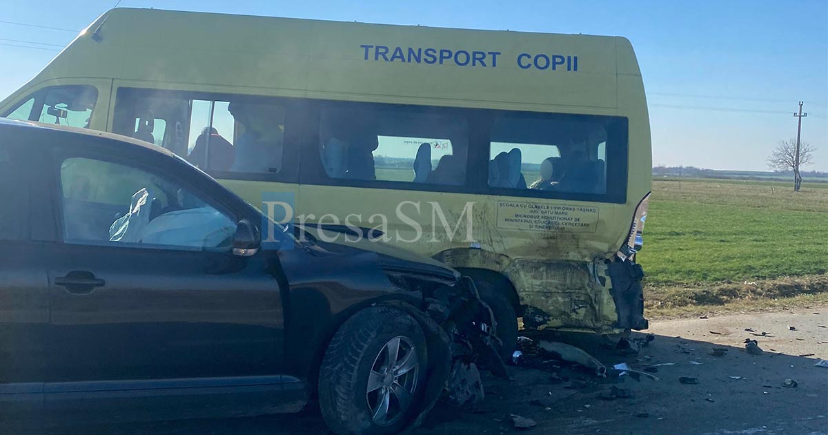 FOTOGALERIE. Accident în județ. Impact între un microbuz școlar și un Vw, unii elevi acuză dureri