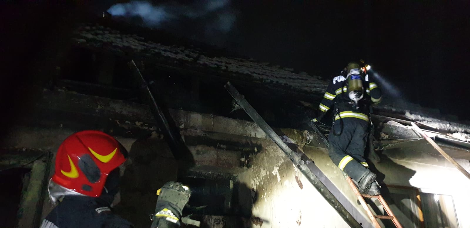 FOTO. Incendiu în județul Satu Mare. Panică în miez de noapte într-o comună