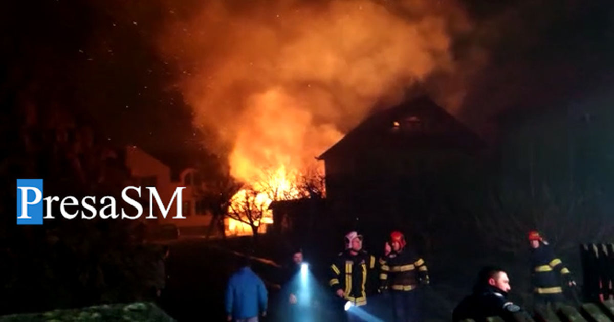 FOTO/VIDEO. Incendiu de amploare într-o zonă de vile a Sătmarului. Pompierii, luați la rost