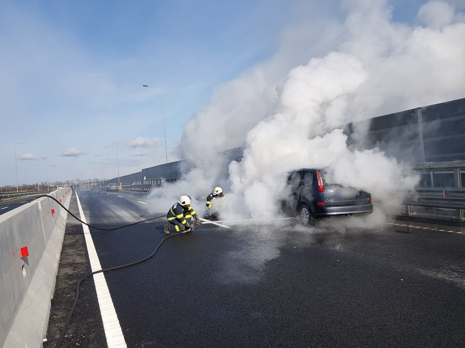 FOTO/VIDEO. Mașină în flăcări pe Centura Sătmarului. Au intervenit pompierii