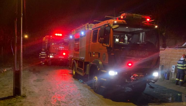 FOTO. Incendiu într-o zonă de case din municipiul Satu Mare. Alertă în miez de noapte