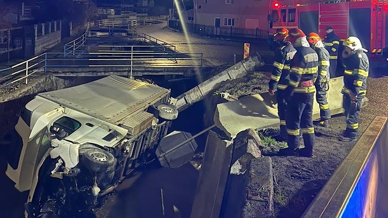 FOTO. Accident ca-n filme. A căzut cu autoutilitara de pe pod. Șoferul a scăpat doar cu o sperietură