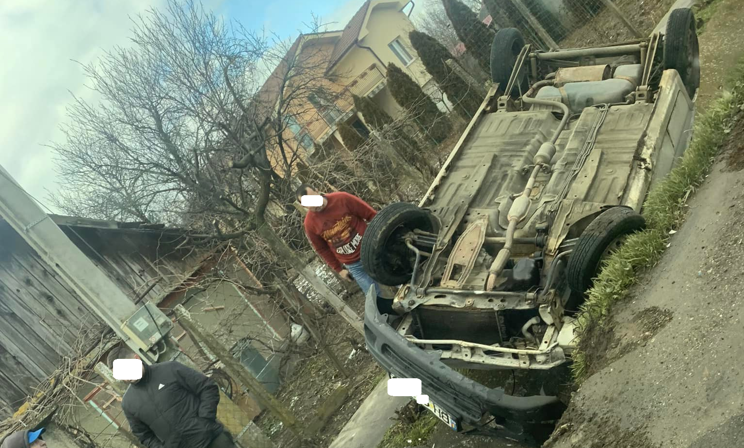 FOTO. Mașină răsturnat în șanț, după coliziunea cu un camion, pe DN 19 Satu Mare - Oradea
